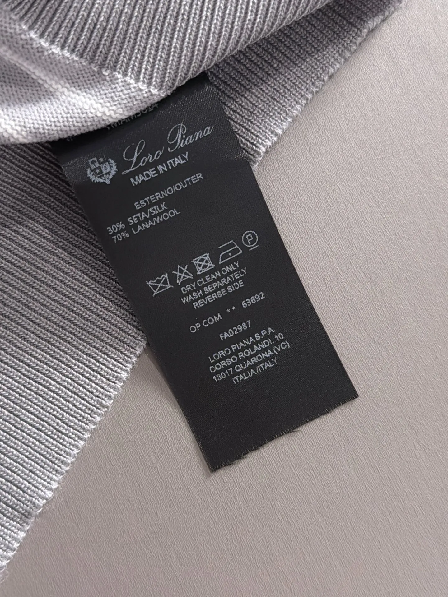 LP high quality Loro Piana 26ss New Arrival men's short-sleeved knitted T-shirt. Made of combed cotton yarn knitted cotton fabric, no pressure when entering and exiting the counter. Exclusive control of raw materials. It feels substantial when weighed, and the upper body is more textured than ordinary T-shirts. This texture can handle the weather easily and is suitable for both hot and cold! Loose fit design, looks noble. The only correct version is available Size: M to 4XL
